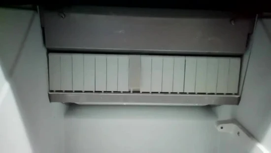 Máquina de hielo en cubitos de 60 kg debajo del mostrador para uso en procesamiento de alimentos